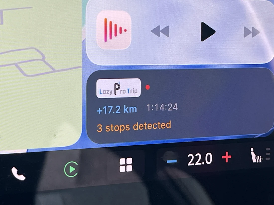 Zaslon avtomobila s CarPlay in tekočo potjo Lazy Pro Trip
