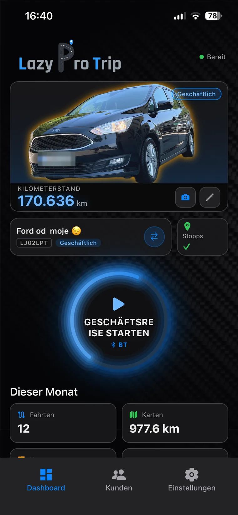Dashboard mit dem Hintergrund Carbon — dunkles Karbonmuster