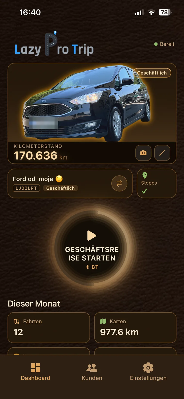 Dasselbe Dashboard mit dem Hintergrund Leder — warmes Braun